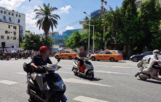 不文明交通行為曝光臺(tái) | 聽(tīng)手機(jī)邊騎車橫穿馬路 三亞這名外賣小哥“膽真肥”