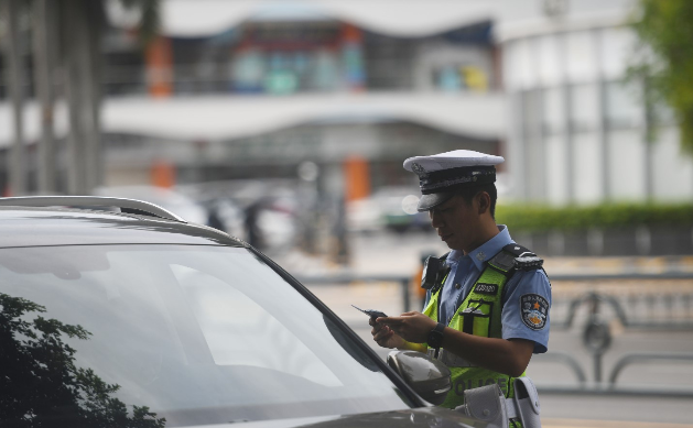 不文明交通行為曝光臺(tái) | 直擊三亞機(jī)動(dòng)車過(guò)斑馬線不禮讓行人亂象 1小時(shí)查處9起 