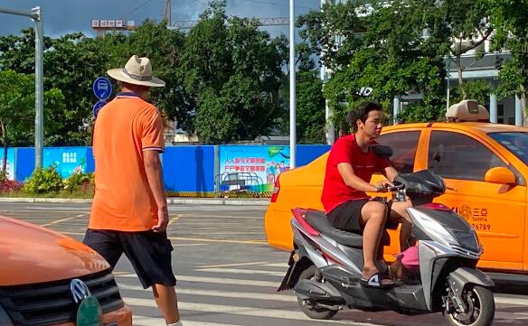 （交通不文明行為 三亞）不戴安全帽 騎上機(jī)動(dòng)車道 電動(dòng)車亂象多