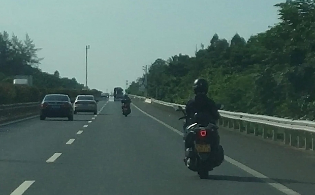 交通拍客 | 不要命！2輛摩托車違規(guī)上高速還單手騎車