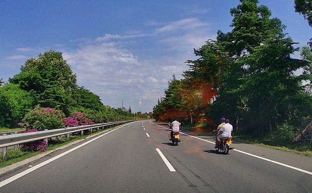 交通拍客 | 膽子大！不戴頭盔還占超車道行駛 2輛摩托車違規(guī)上高速被拍