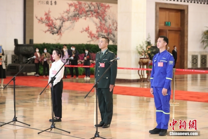 10月16日，中國共產(chǎn)黨第二十次全國代表大會在北京人民大會堂開幕。大會開幕前，舉行“黨代表通道”采訪活動。圖為姜麗娟、孫金龍、於若飛代表(自左至右)接受采訪。 <a target='_blank'  data-cke-saved-href='/' href='/'>中新社</a>記者 蔣啟明 攝