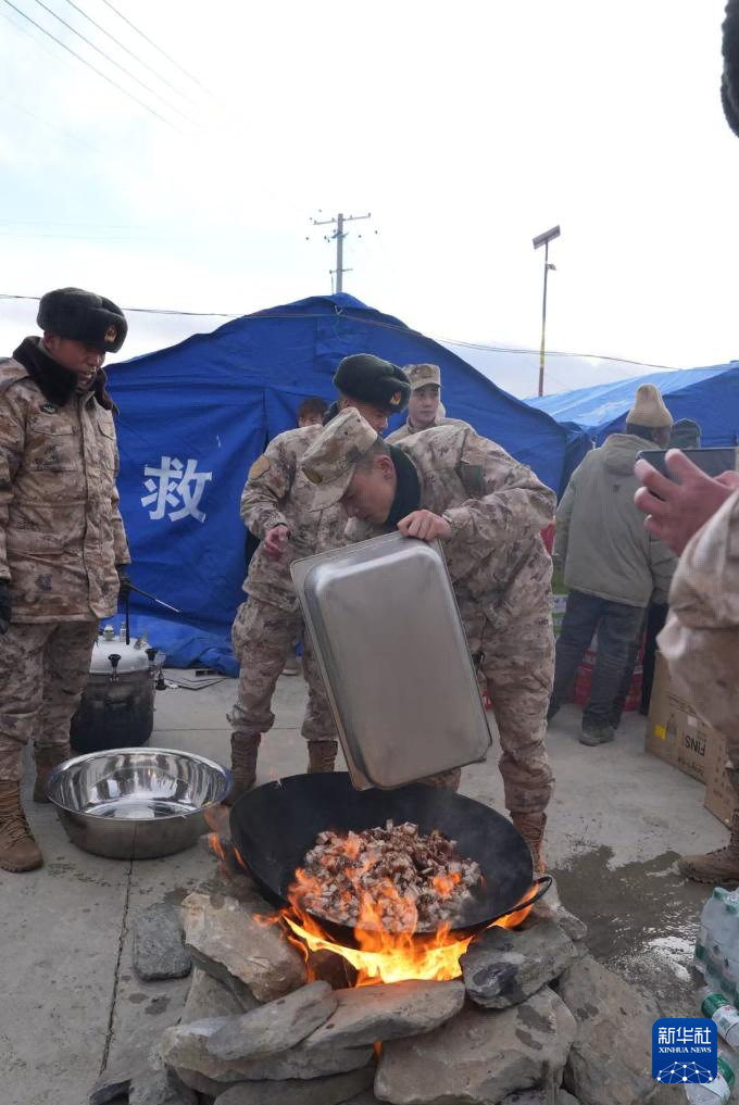 1月7日，在定日縣長所鄉(xiāng)古榮村，救援人員在準備晚飯。新華社記者 晉美多吉 攝