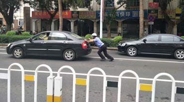 贊！?？谝凰緳C(jī)車輛出故障道路中間拋錨 交警幫推車