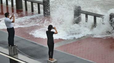 受冷空氣影響連云港沿海掀起巨浪 市民迎面拍拍拍！